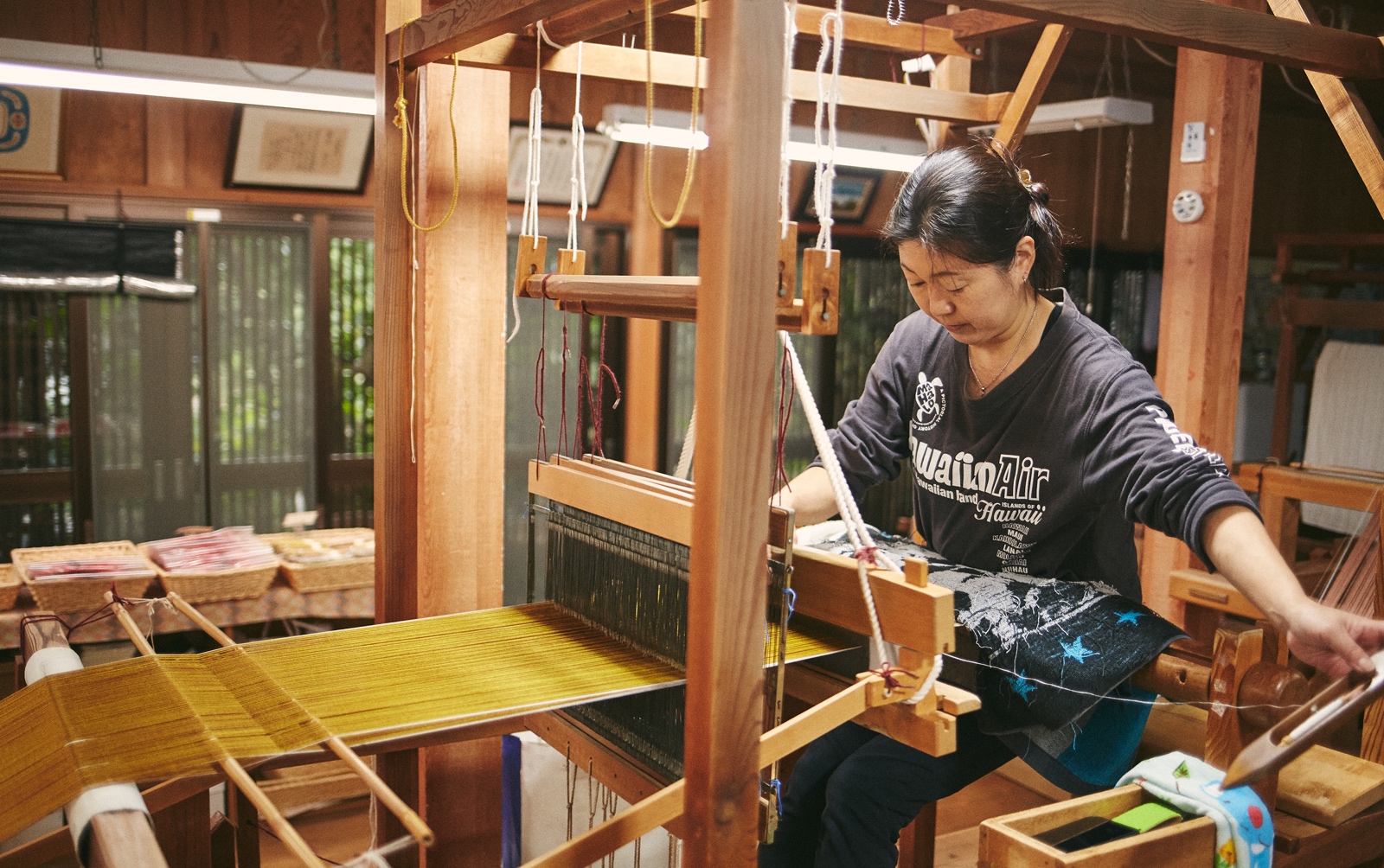 在「黃八丈夢工坊」製作黃八丈的女工匠