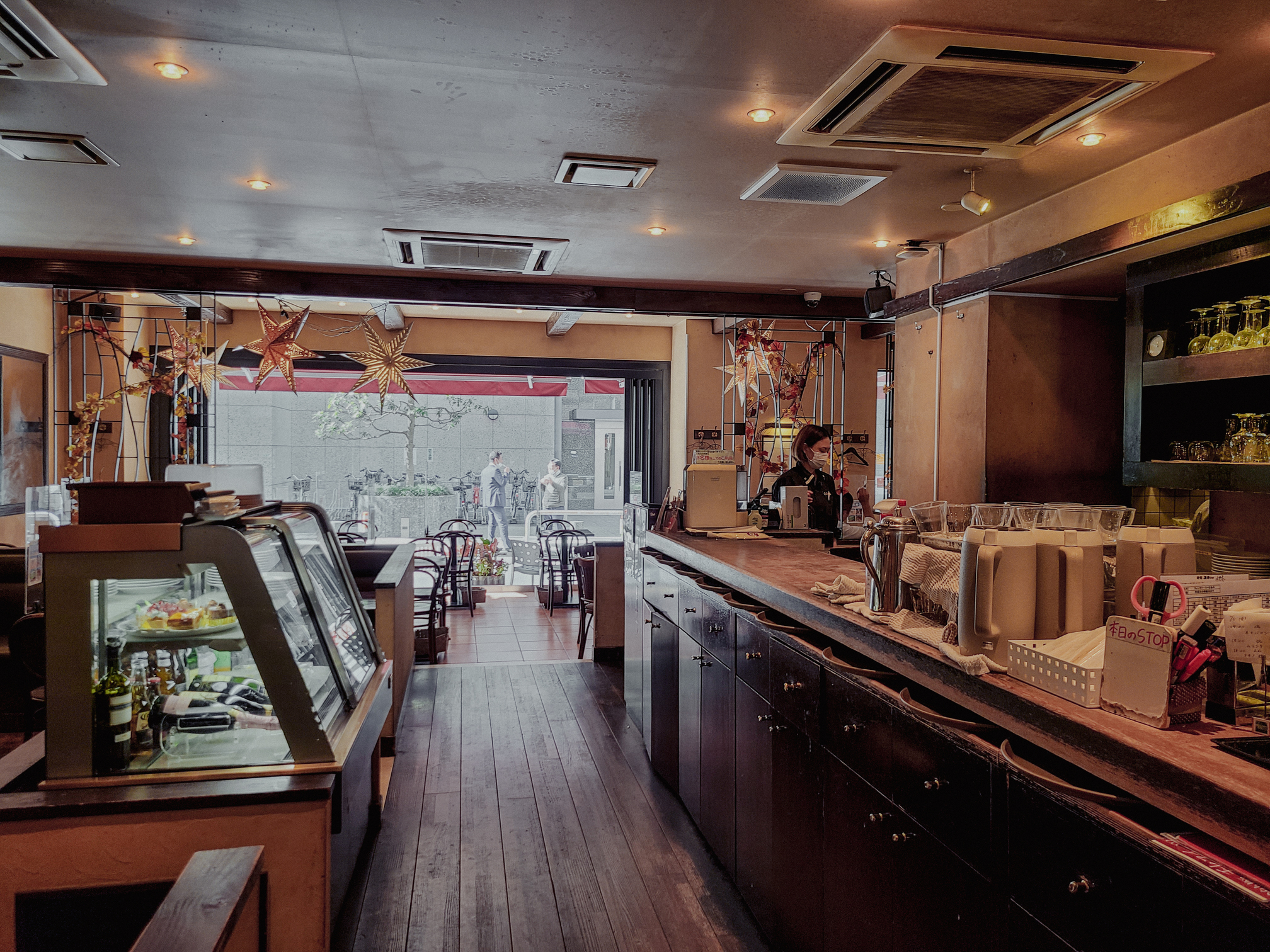 Roads on both sides of the café