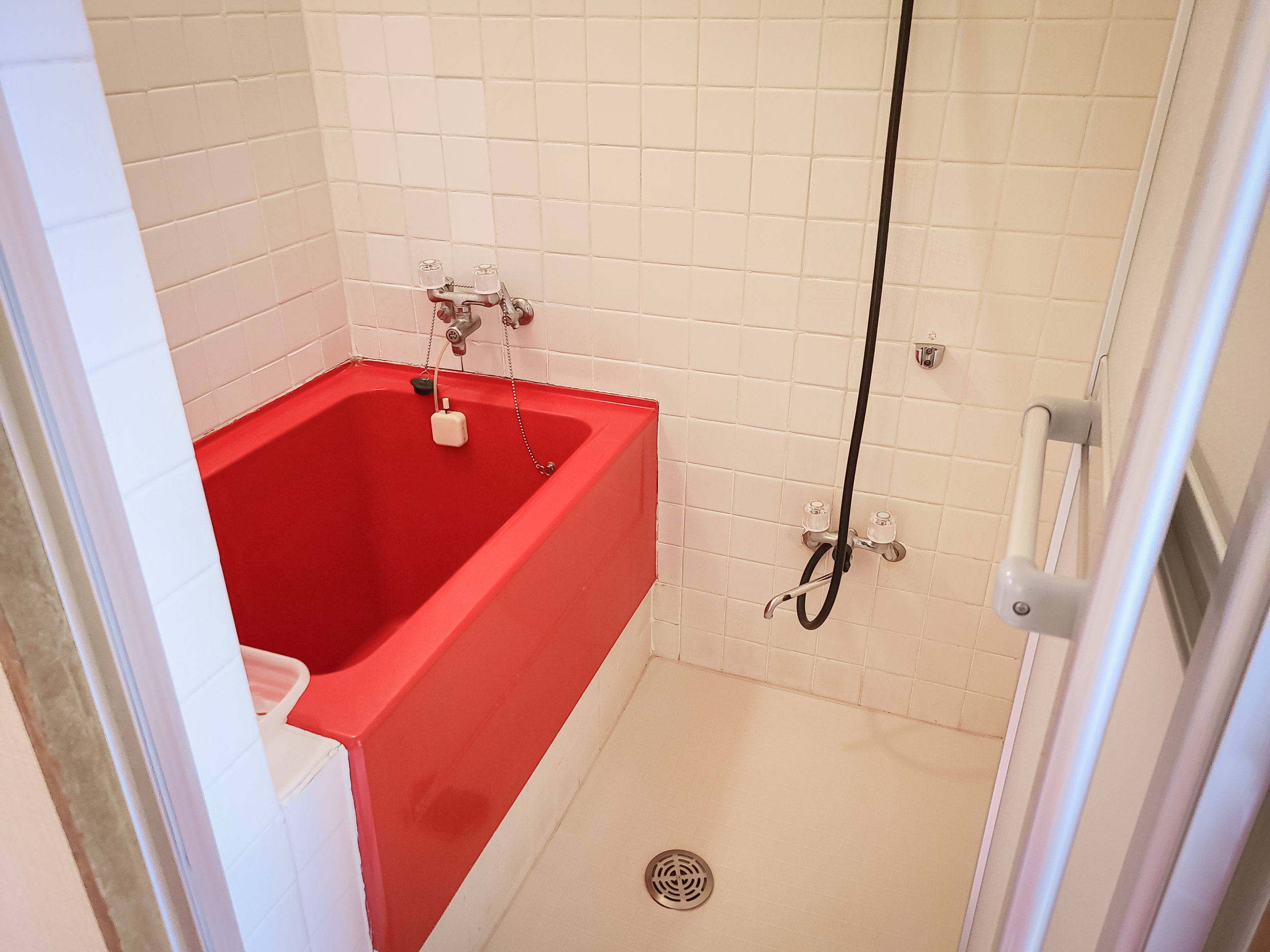 The color of the bathtub varies from room to room