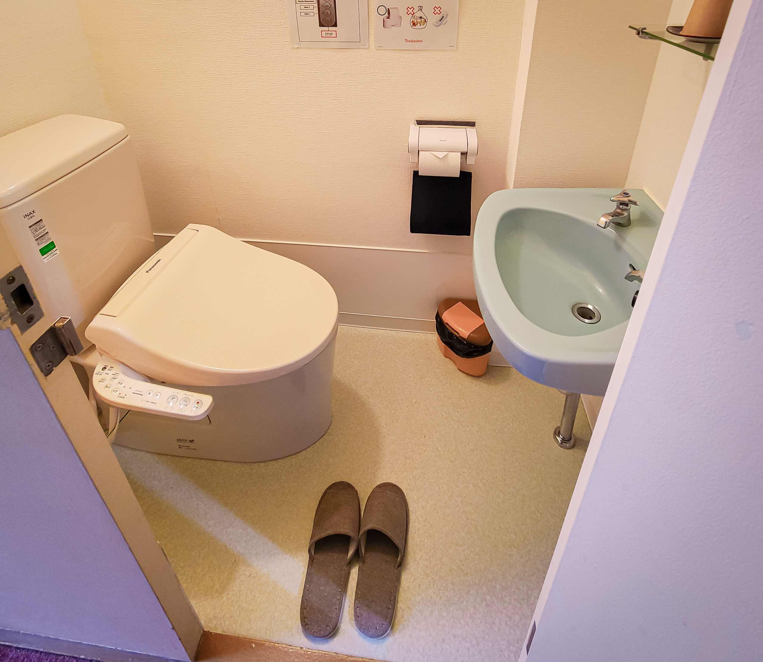In most of the rooms, the bath is separate from the toilet