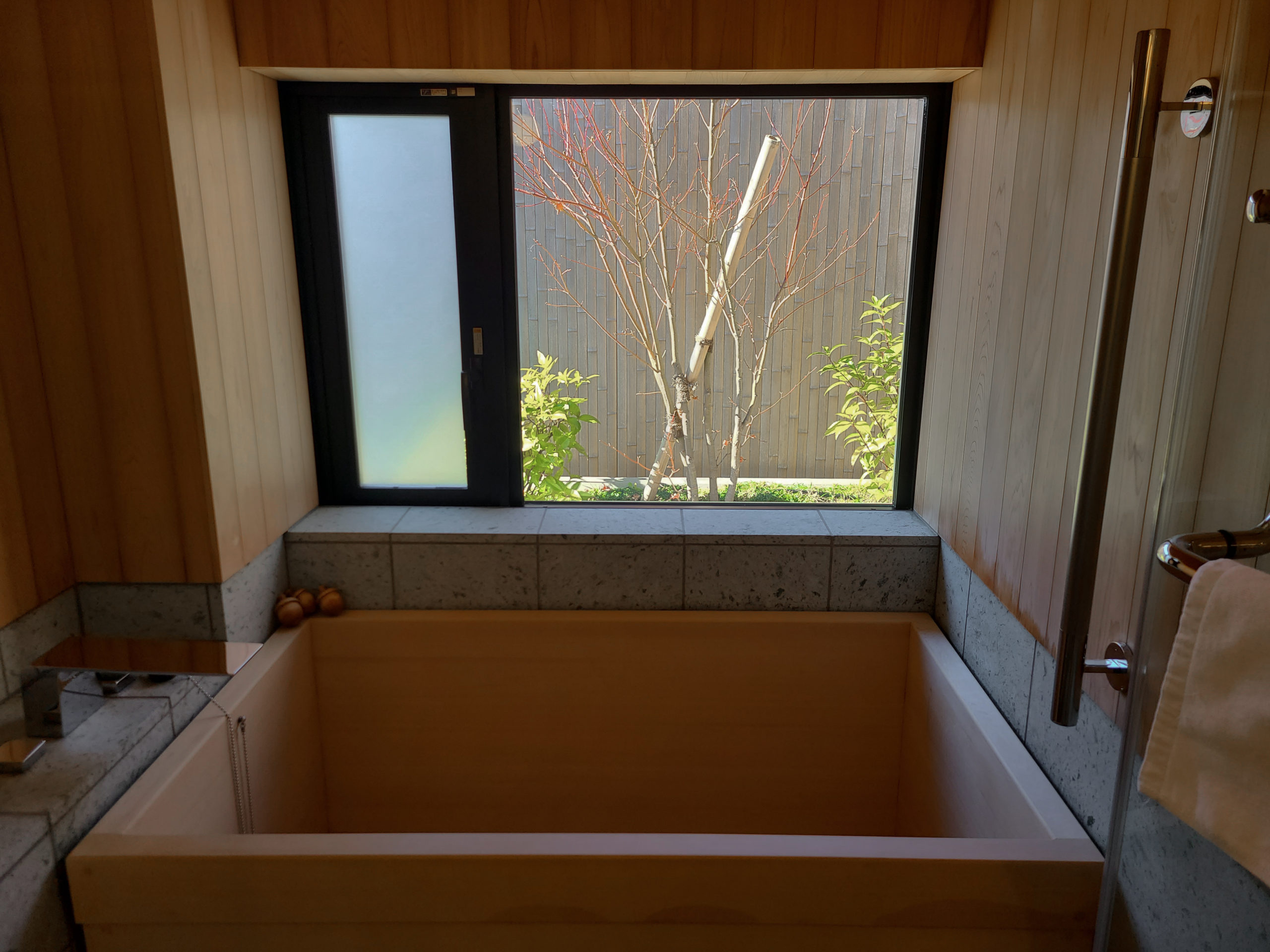 Sakura, along with Seigaiha on the 6th floor even boast private hinoki bathtubs.