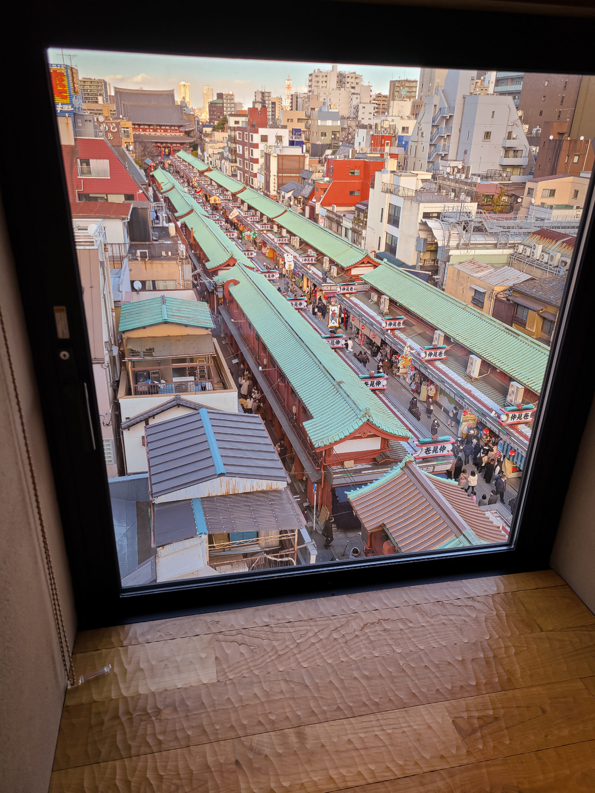 A low-sitting window overlooking nakamisedōri