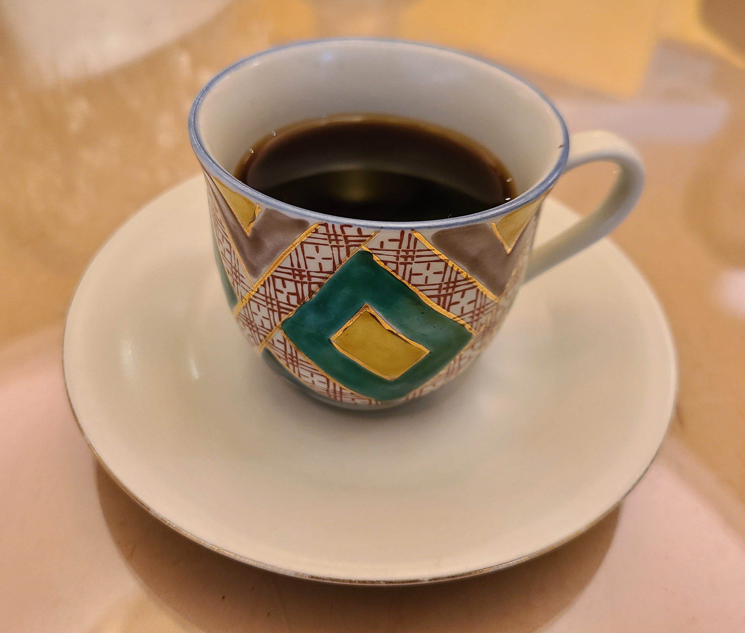A cup (left) and aroma pot (right) made from Kutani ware