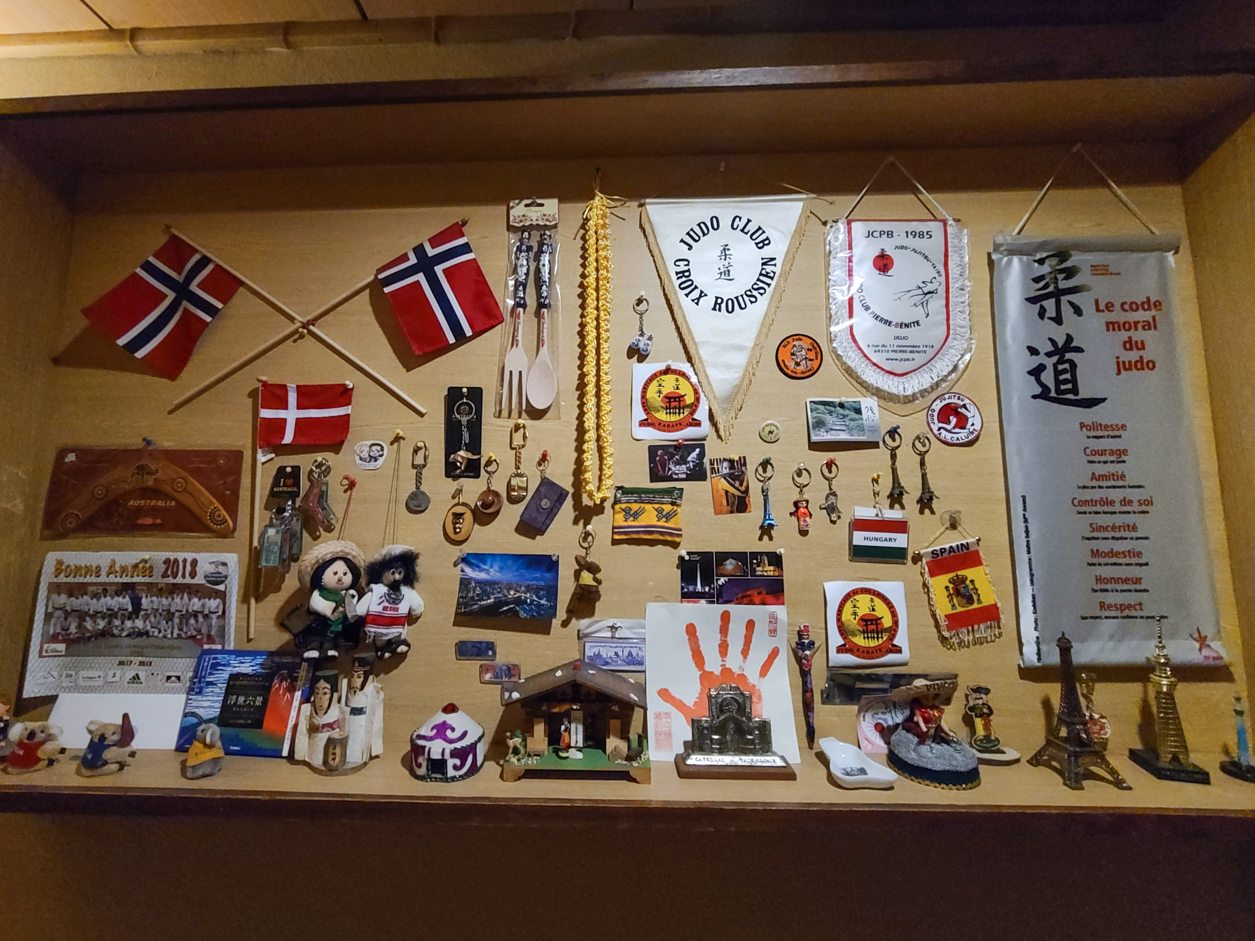 The many trinkets and souvenirs that Hotel Edoya has received from guests over the years