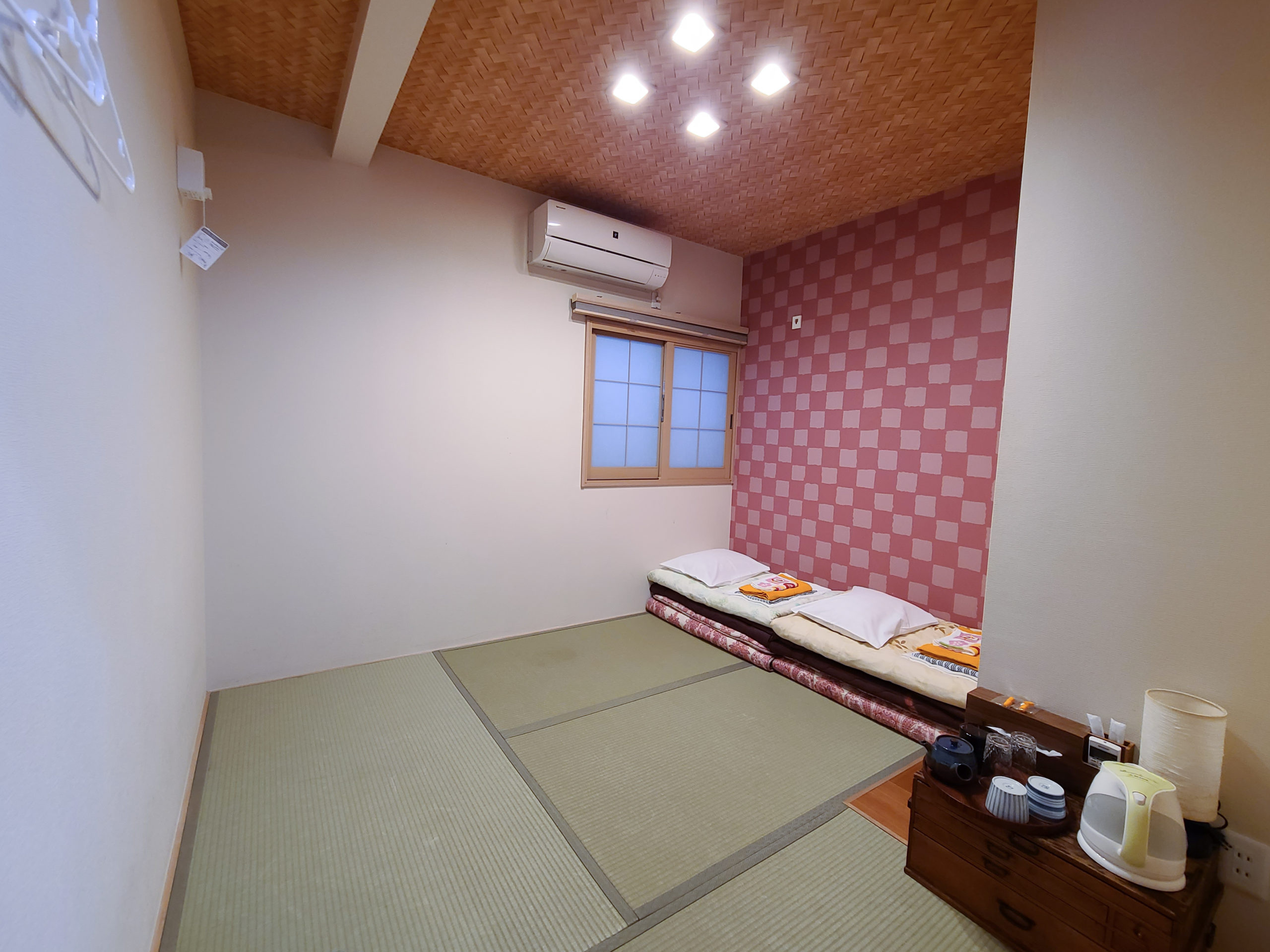The room with ichimatsu (checkered) wallpaper 