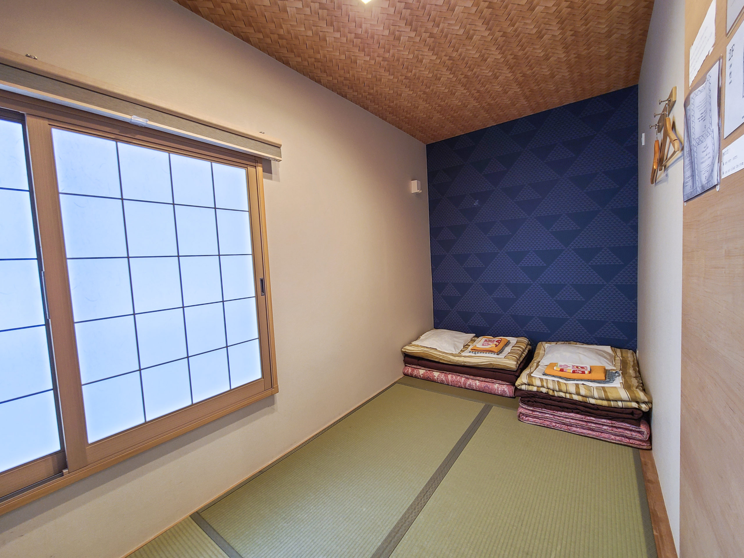 This room’s wallpaper features the fish-scale motif, uroko