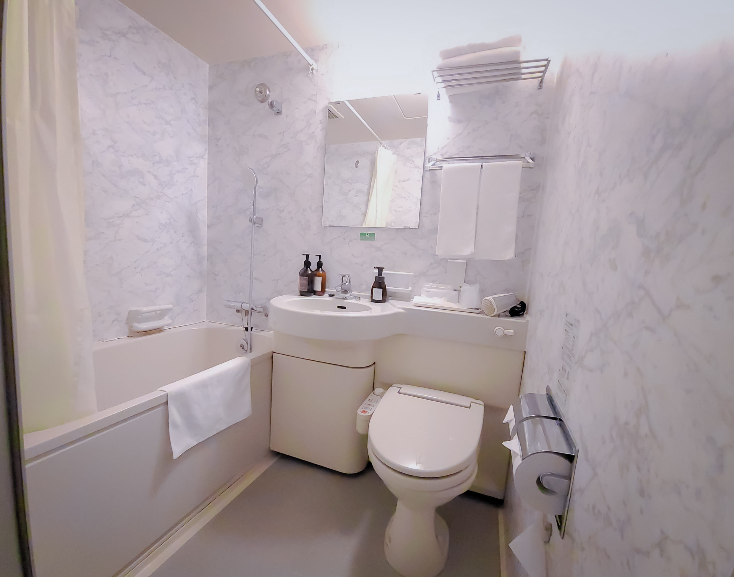 One of the twin rooms and its unit-style bathroom featuring a washlet-type toilet