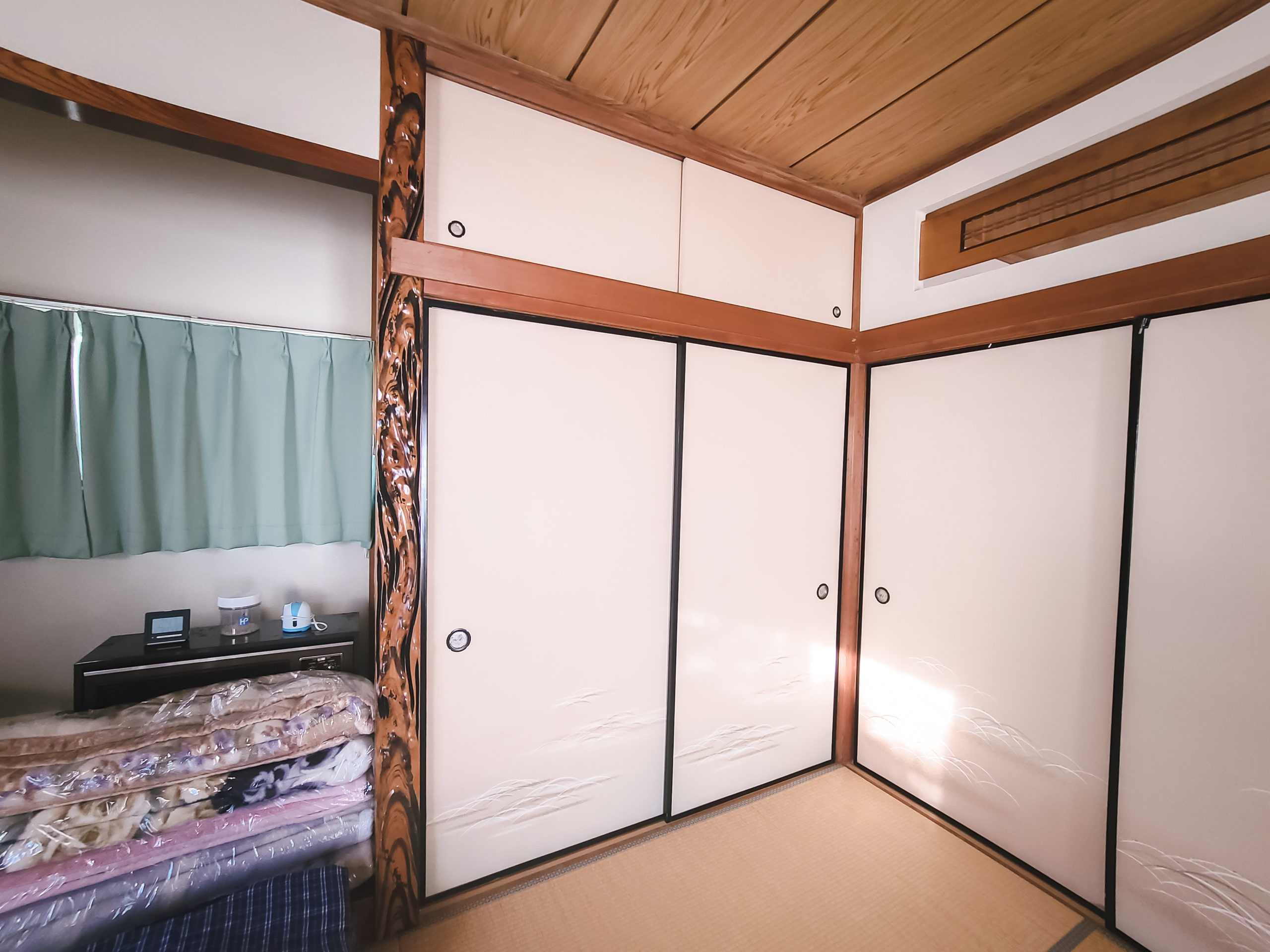 This guest-room features a very special tokobashira—the wooden pillar at the side of the alcove