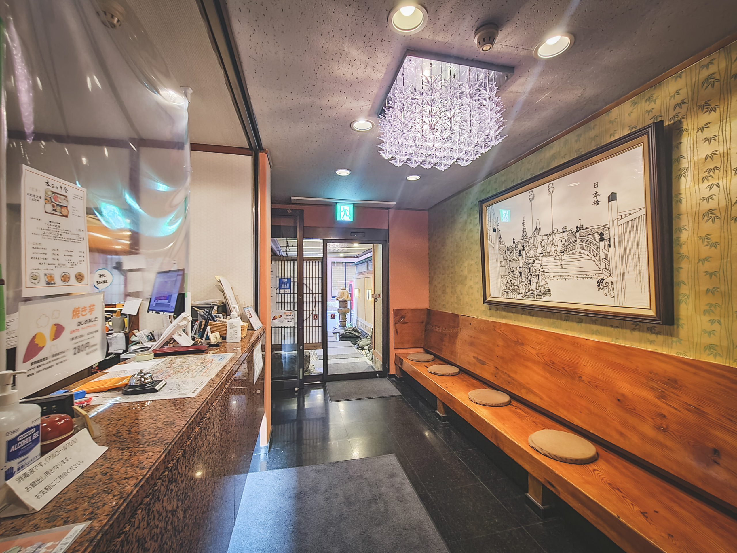 The lobby: a combination of retro western taste and traditional Japan